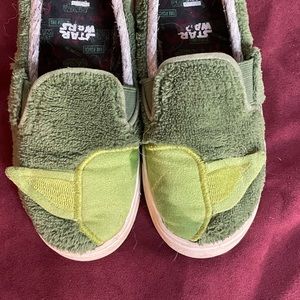 Star Wars Limited Edition Toddler Yoda Shoes, Size 9 (Toddler)